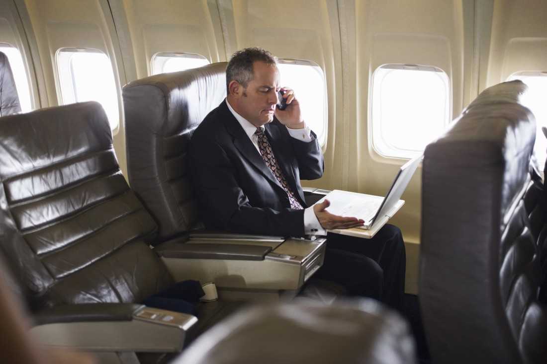 Телефон в самолете — почему нельзя пользоваться и зачем включать авиарежим?