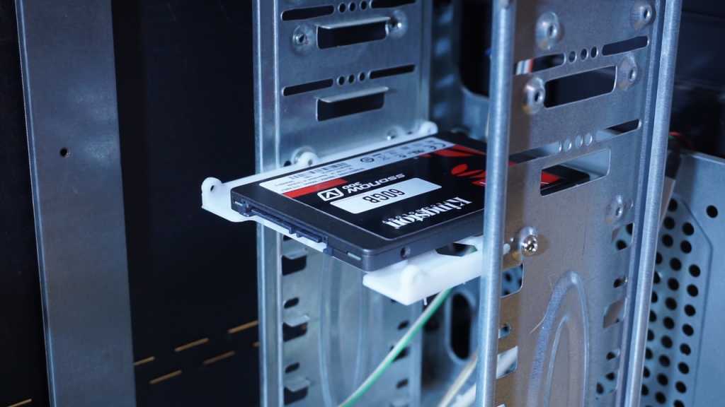 Можно ли установить диск. Крепление SSD 2.5 В системный блок Zalman. Быстросъемные салазки для SSD 2.5 В системный блок. Корпус крепление ссд жесткий диск. Салазки для SSD В системный блок с фиксатором.