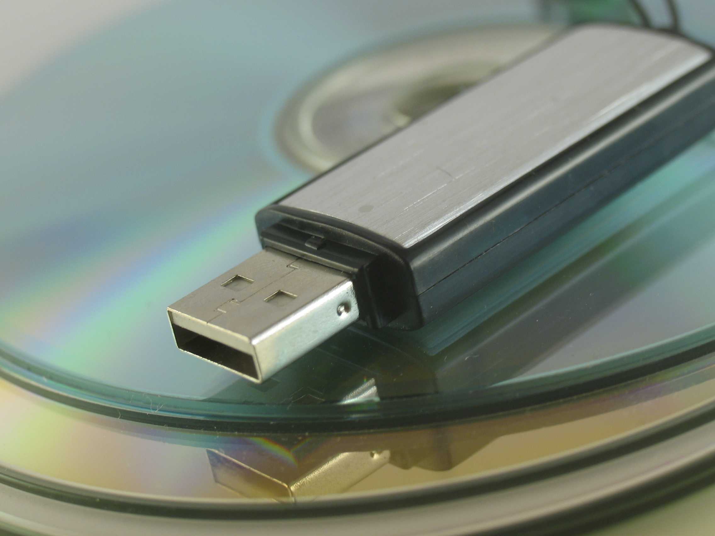 Жесткий диск flash память компакт диск процессор. Электронные носители. Флешка диск. Жесткий диск флешка. Информационные носители флешка.