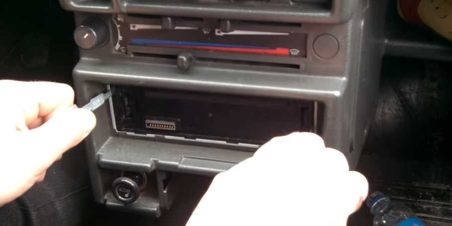 Как достать застрявший диск из автомобильного cd плеера? - справочник по pc и гаджетам