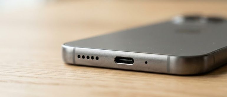 Нижний торец смартфона с портом зарядки и отверстием микрофона