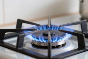 Синее пламя газовой горелки под кастрюлей