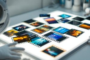 Слайды и негативы на светопанели перед оцифровкой