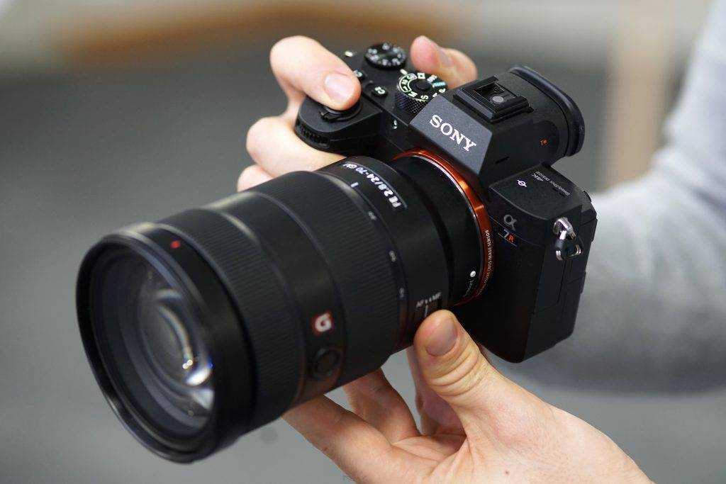 Это первые и пока единственные камеры со встроенной оптикой, которые оснащены полнокадровыми, то есть 35-мм сенсорами Надо отдать должное разработчикам: собраны аппараты очень компактно для такой начинки Они меньше Canon G1 X, Fujifilm X100T и даже Nikon