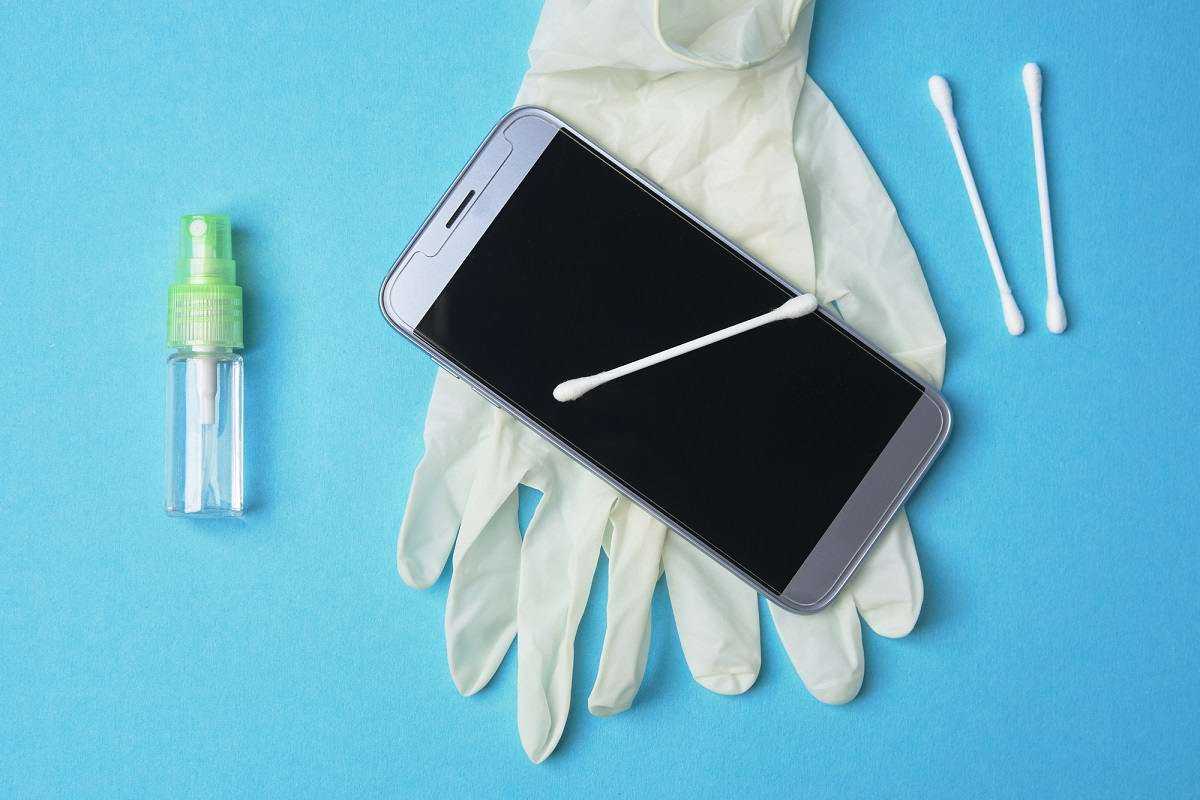 Как очистить экран телефона от жира и пятен
