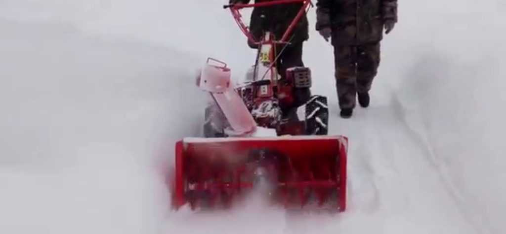 Уборка снега мотоблоком: видео чистки лопатой, щеткой, шнек ротором