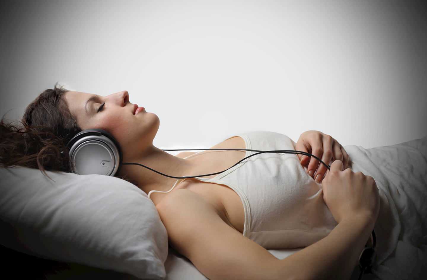 Полезно ли спать под музыку: разбираемся на основе исследований и опросов, лучшие жанры для сна, можно ли провести всю ночь в наушниках