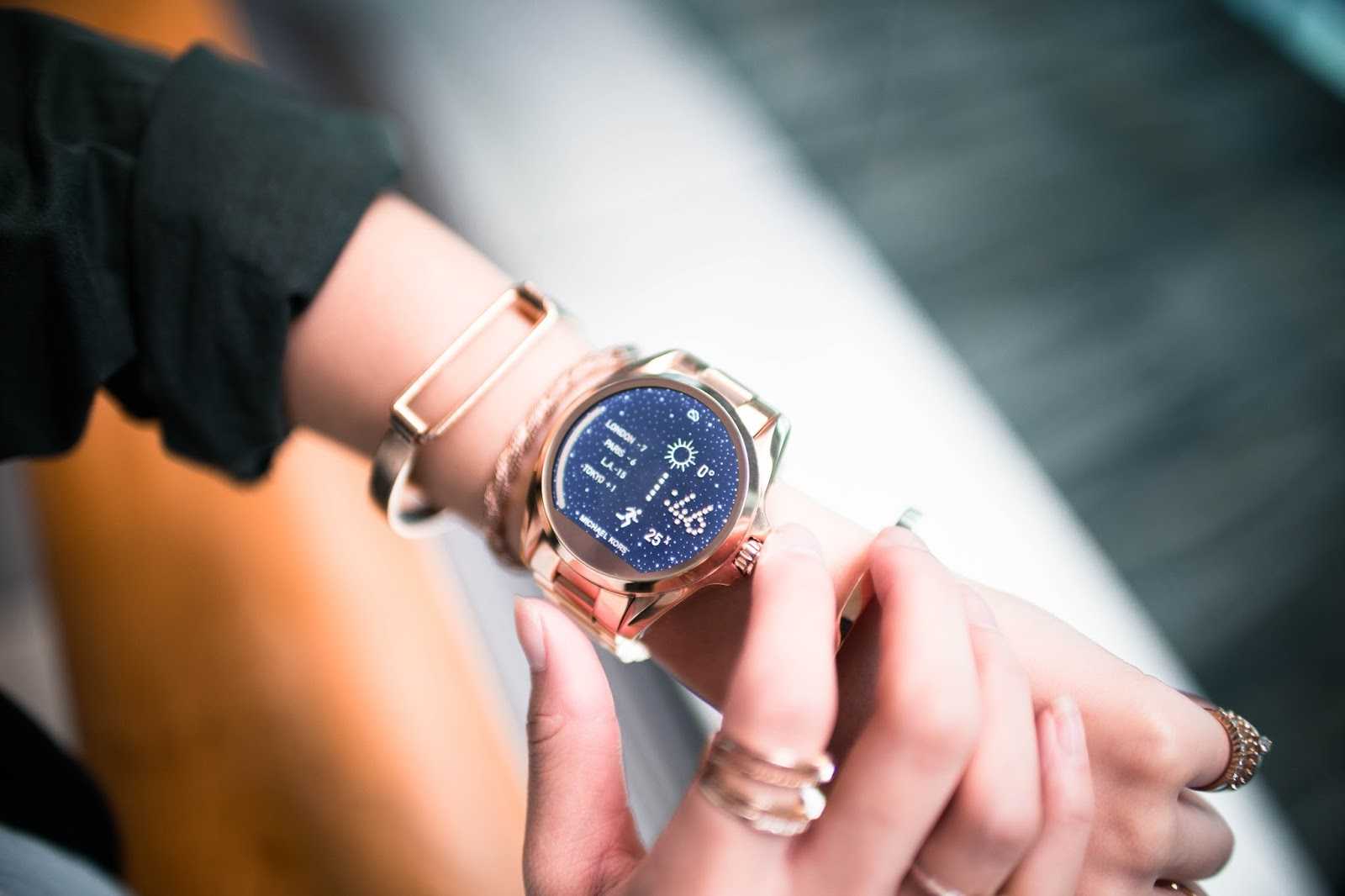 Картинки руки часы. Смарт часы Michael Kors женские. Смарт часы женские Michael Kors Darci. Michael Kors часы SMARTWATCH.