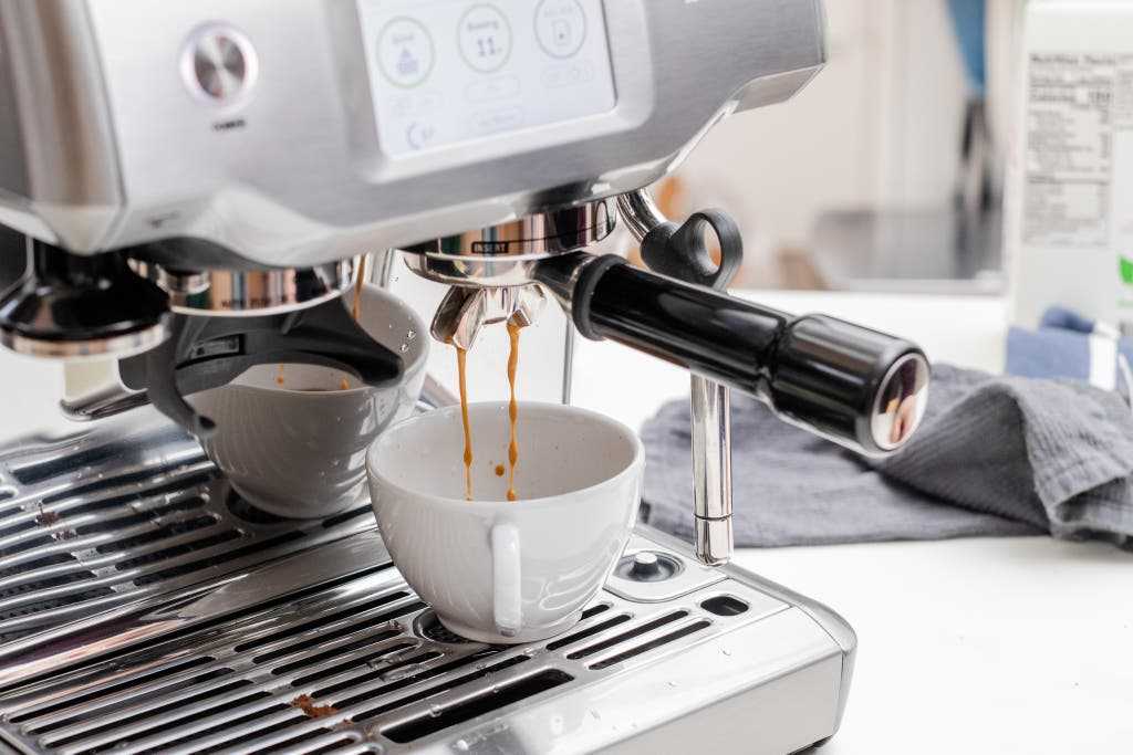 Ремонт кофемашин выбрать из списка. Бариста протягивает кофе. How is Coffee Automatic Machine designed. Espresso mem. Купить 9 эспрессо-машина бариста.