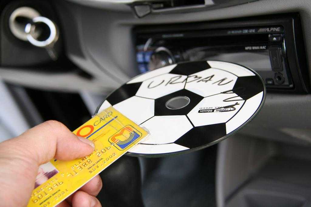 Как достать застрявший диск из автомобильного cd плеера