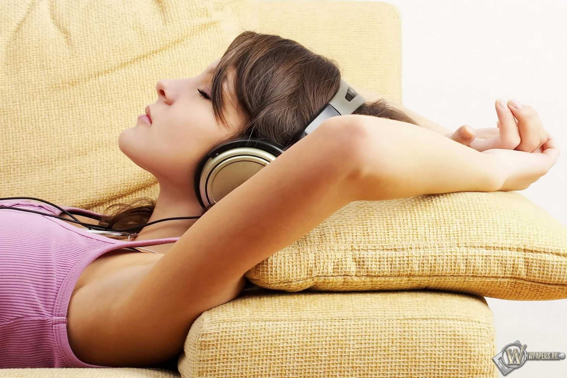 Засыпать под музыку эффективно, но делать это нужно правильно